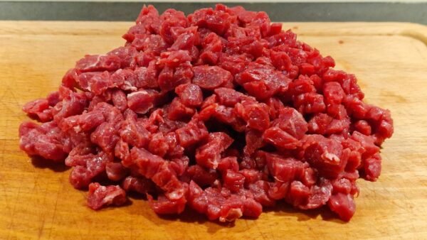 In kleine Würfel geschnittenes Rindfleisch für Steak Tartare