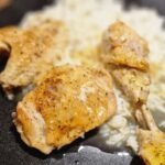 Griechisches Zitronenhähnchen mit Sauce auf Reis
