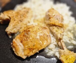 Griechisches Zitronenhähnchen mit Sauce auf Reis