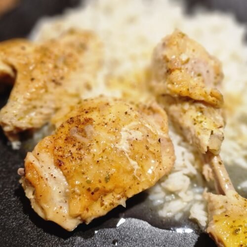 Griechisches Zitronenhähnchen mit Sauce auf Reis