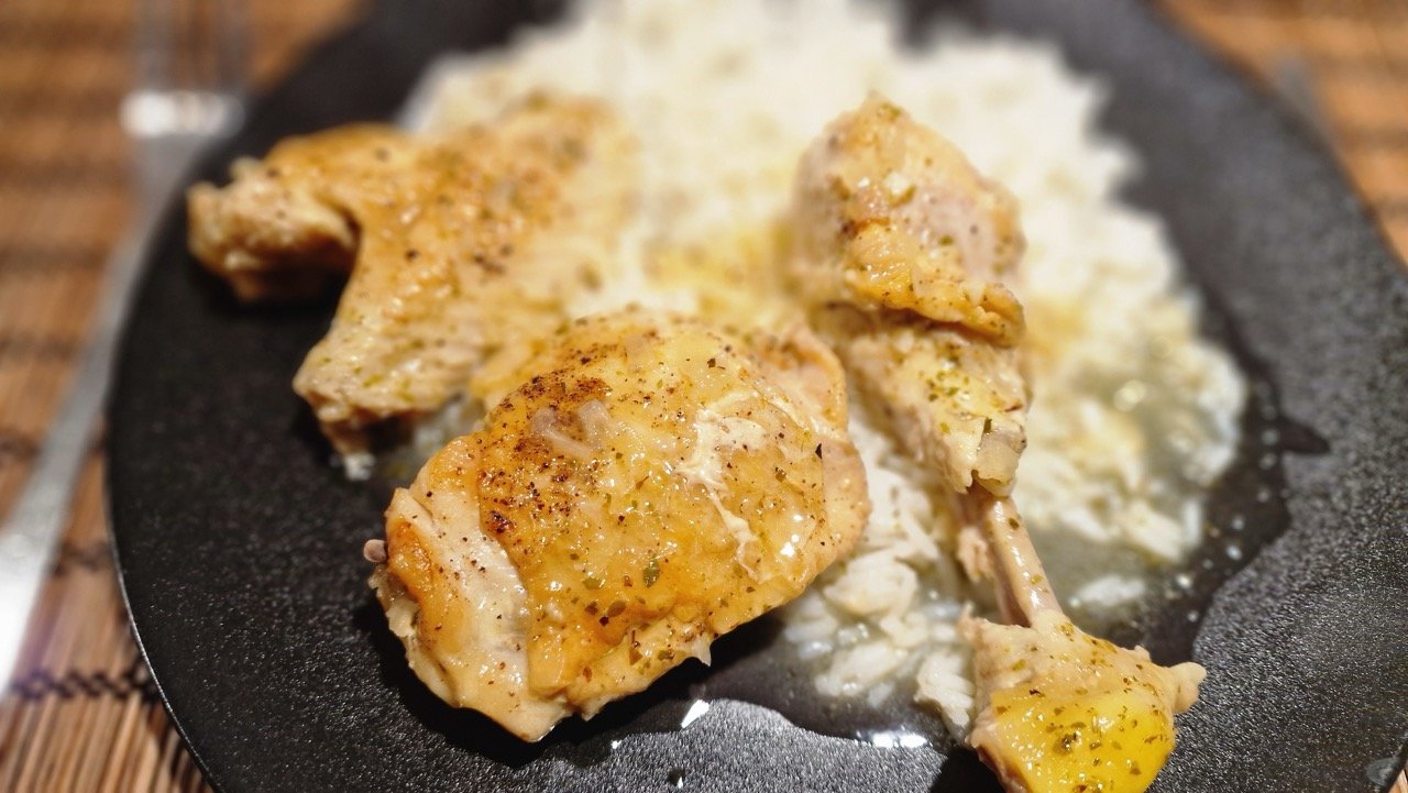 Griechisches Zitronenhähnchen mit Sauce auf Reis