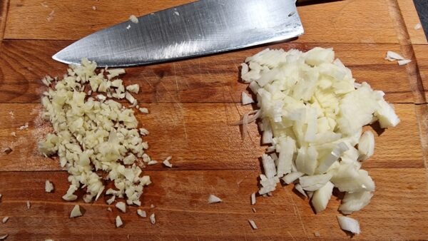 Fein gehackte Zwiebel und Knoblauch