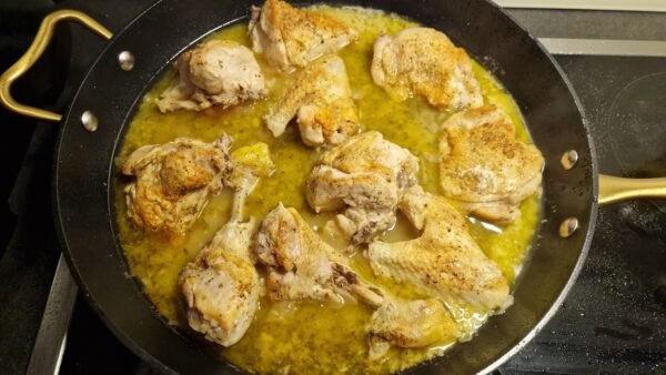 Zitronensauce beim Eindicken um die Hähnchenteile