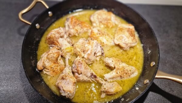 Fertiges griechisches Zitronenhähnchen in seiner Sauce