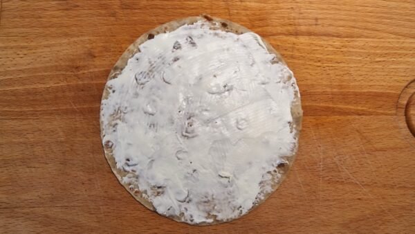 Mit Frischkäse bestrichenes Lompe-Fladenbrot