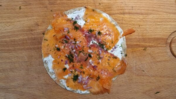 Lompe mit Räucherlachs, roter Zwiebel, Dill und schwarzem Pfeffer