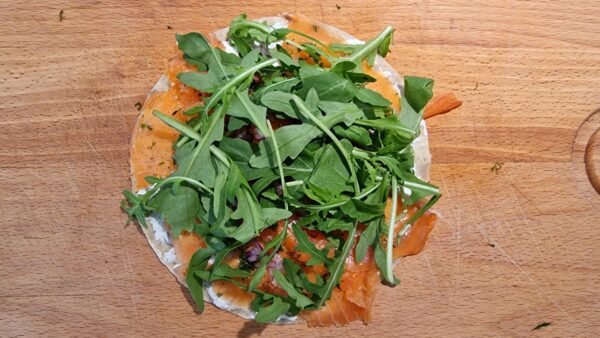 Lompe mit Räucherlachs und Rucola