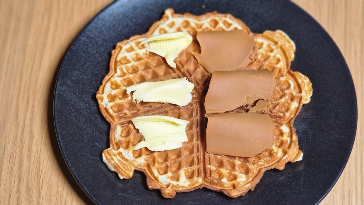 Norwegischer Vaffel mit Butter und Brunost