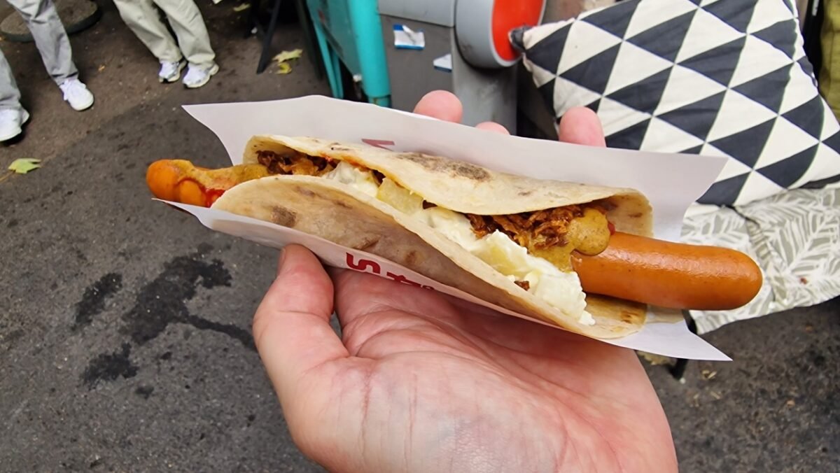 Pølse i lompe vom Straßenstand mit Kartoffelsalat