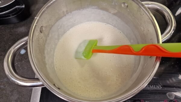 Angedickte Béchamelsauce als Grundlage für die Petersiliensauce