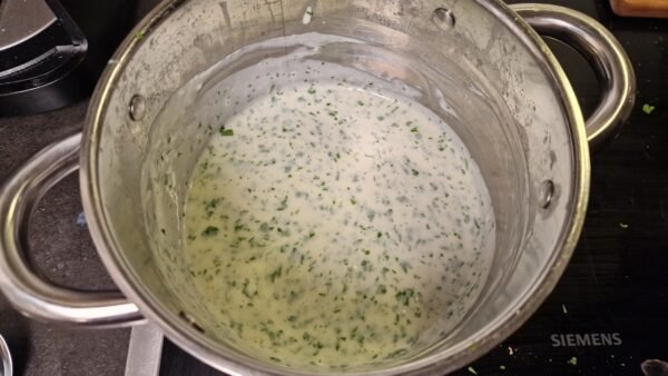 Fertige dänische Petersiliensauce