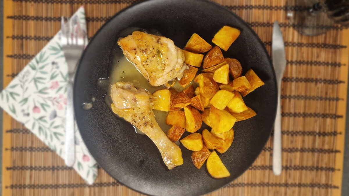 Pollo al ajillo mit Bratkartoffeln von oben