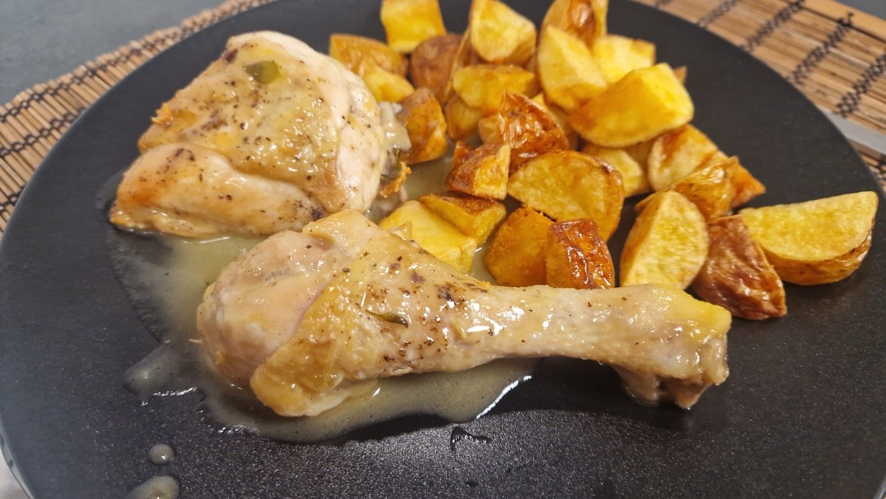 Pollo al ajillo mit Bratkartoffeln auf einem Teller
