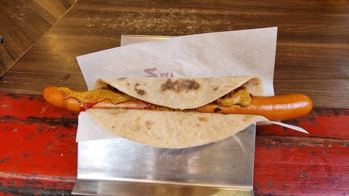 Pølse i lompe vom Imbissstand Syverkiosken in Oslo