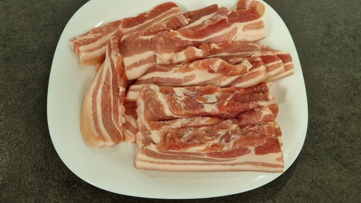Frischer Schweinebauch mit Schwarte, in Scheiben geschnitten