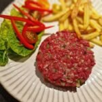 Steak Tartare (französisches Rindertatar) Rund angerichtetes Steak Tartare