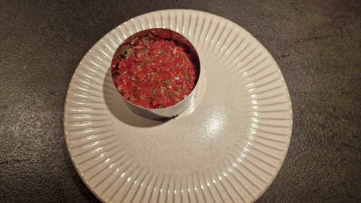 Steak Tartare wird mit einem Anrichtering geformt