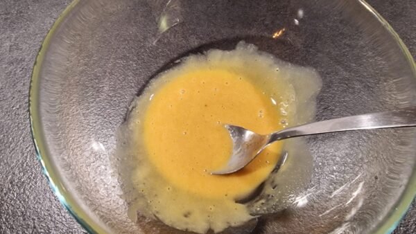 Worcestershiresauce und Tabasco werden zur Mischung gegeben