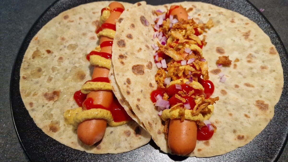 Norwegischer Hotdog, in eine Lompe gewickelt
