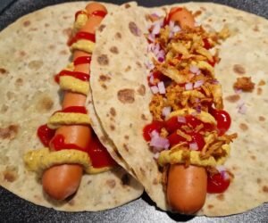 Norwegischer Hotdog, in eine Lompe gewickelt
