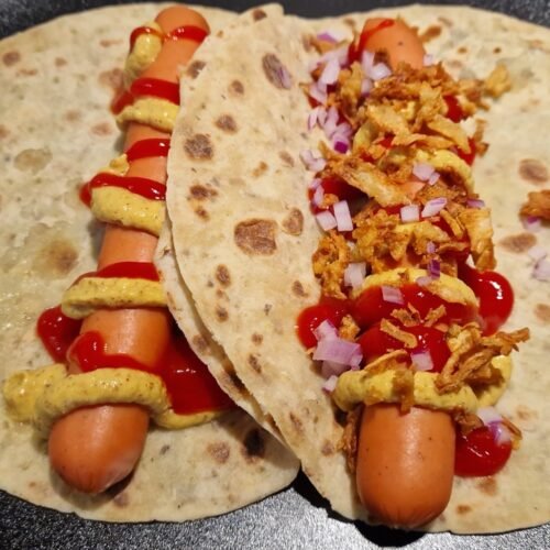 Norwegischer Hotdog, in eine Lompe gewickelt