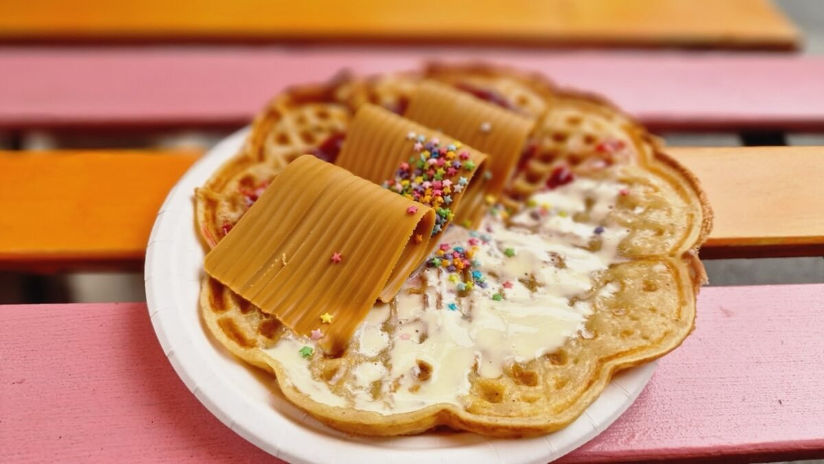 Norwegische „Waffel“ bei Haralds Vaffel in Oslo mit typisch norwegischen Belägen