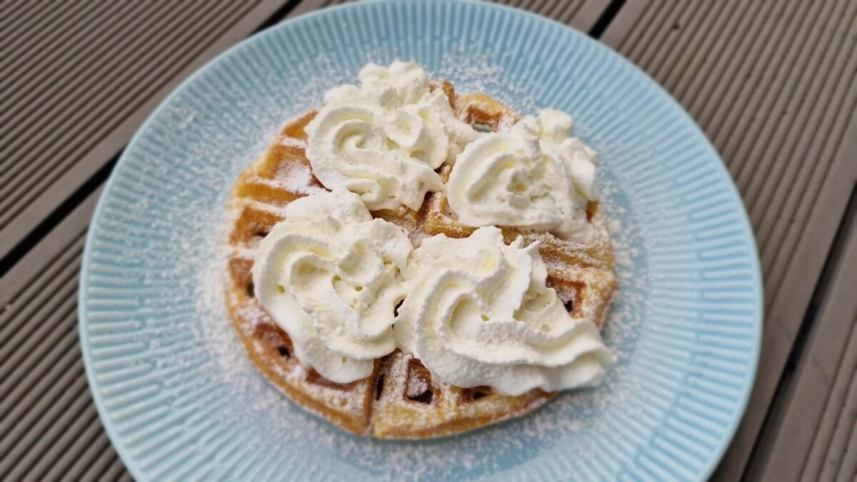 Waffel mit Schlagsahne und Puderzucker