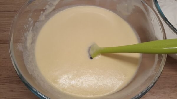 Eigelb-Milch-Mischung wird mit den trockenen Zutaten verrührt